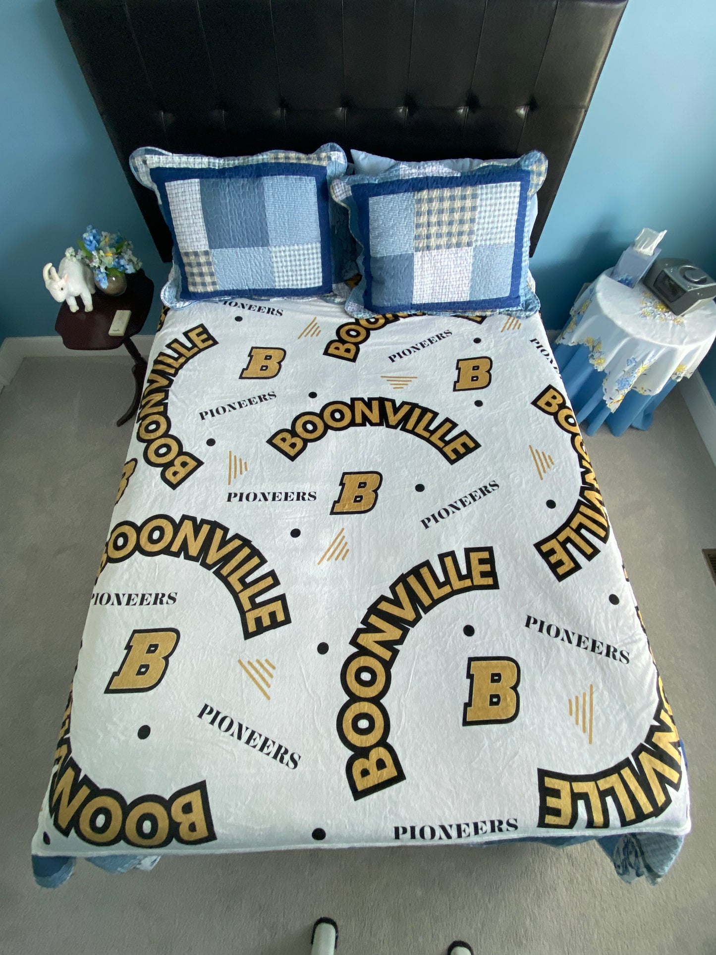 Boonville Pioneers Oversized Flannel Blanket (white)