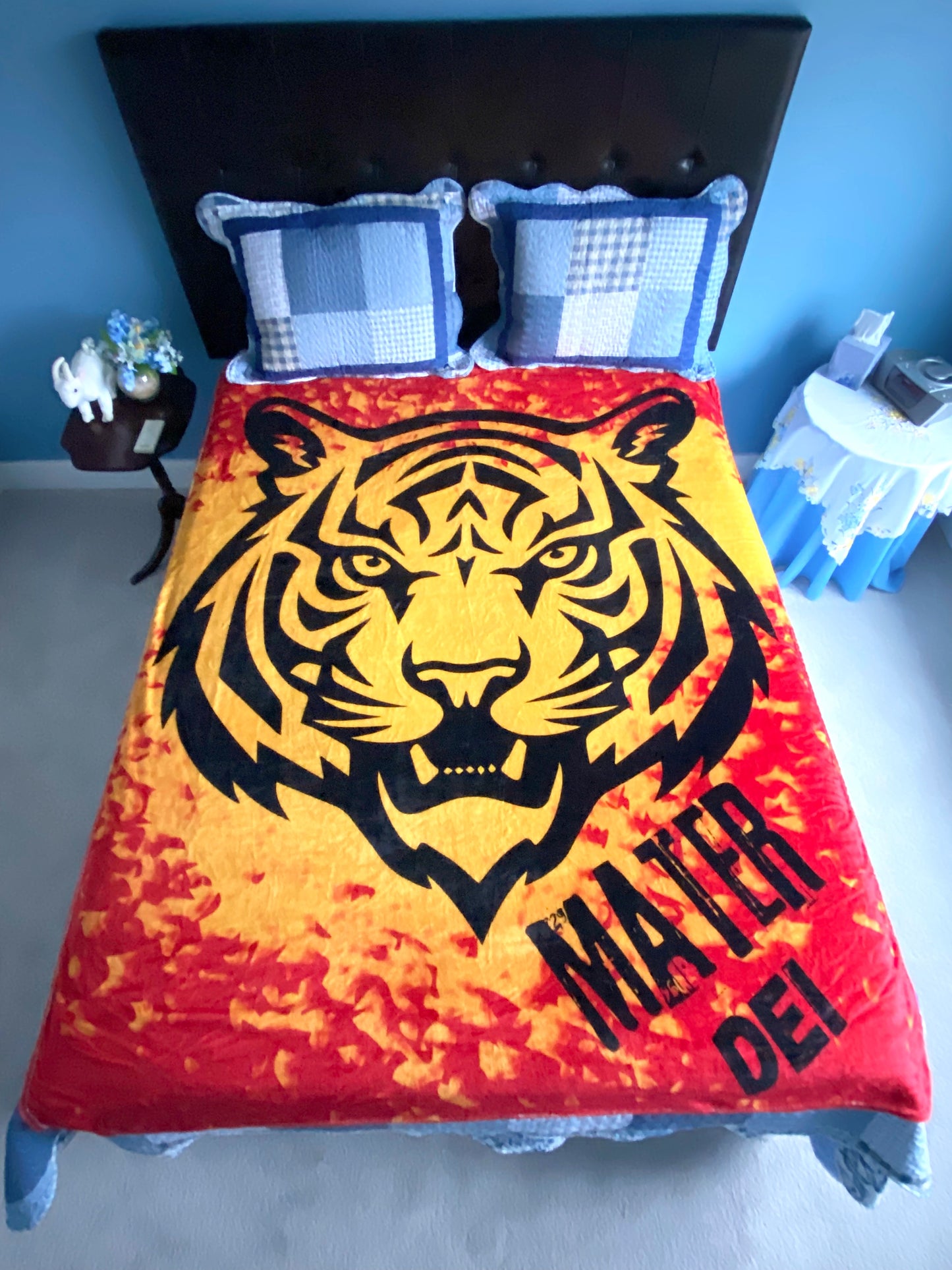 Mater Dei Wildcats Oversized Blanket (red)